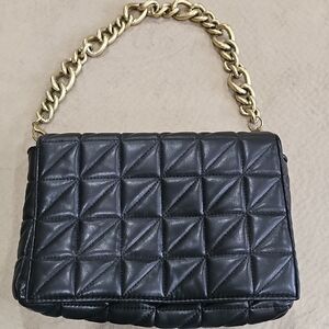 Elegant Black Quilted Handbag with Gold Chain